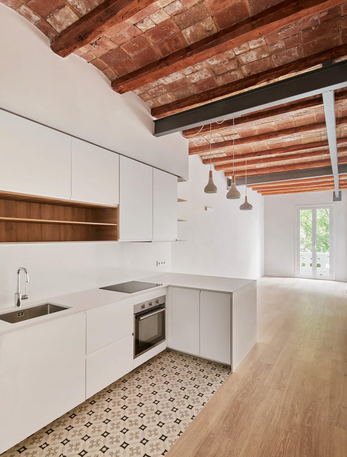 Cocina reformada con techo abovedado de ladrillo visto y suelo hidráulico, Barcelona