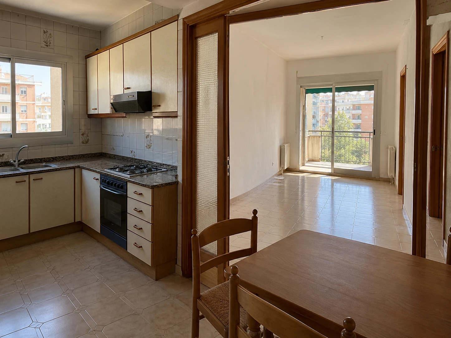 Cocina y comedor anticuados de una vivienda que lleva años sin actualizarse
